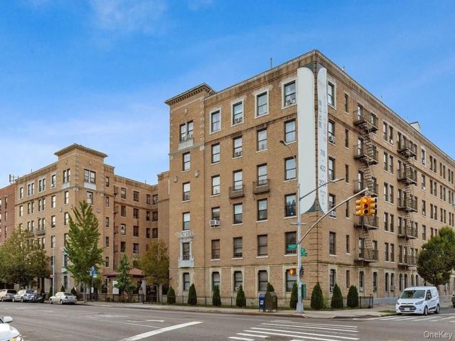  2 BR,  2.00 BTH &nbsp;Mid rise style home in Flushing