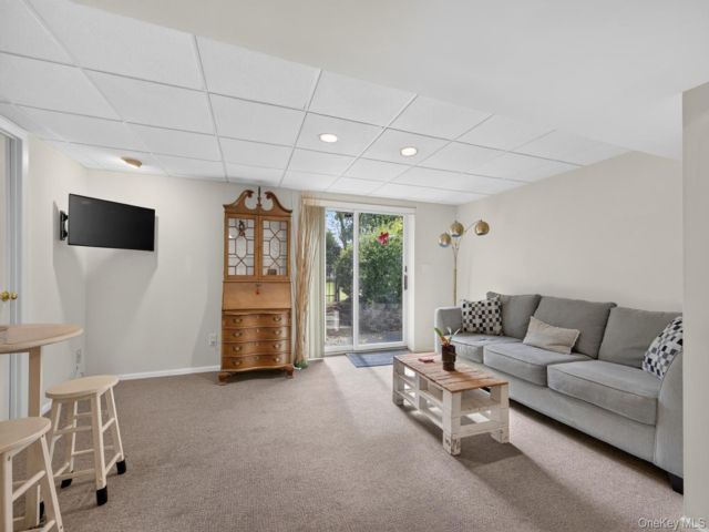  1 BR,  1.00 BTH &nbsp;Hi ranch style home in East Northport