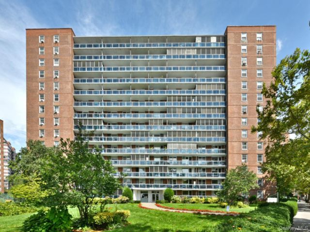  1 BR,  1.00 BTH &nbsp;High rise style home in Rego Park
