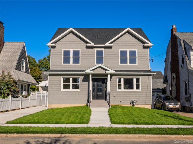  4 BR,  3.00 BTH &nbsp;Colonial style home in Lynbrook