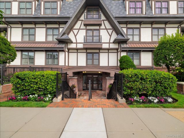  2 BR,  2.00 BTH &nbsp;Other style home in Rockville Centre