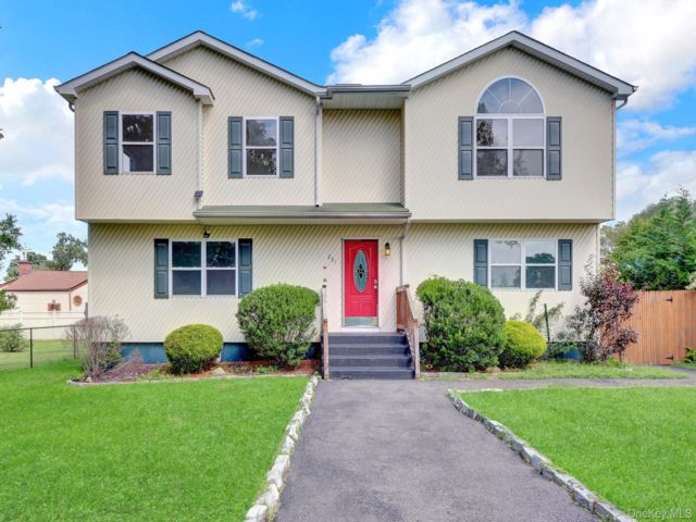  5 BR,  2.00 BTH &nbsp;Colonial style home in Amityville