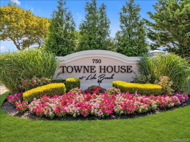  2 BR,  2.00 BTH &nbsp;Condo style home in Lido Beach