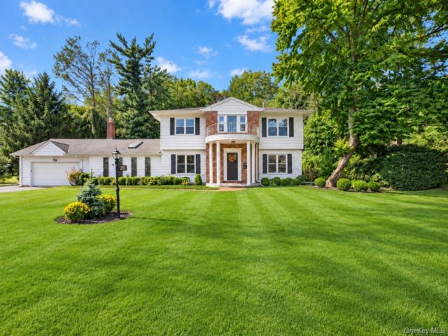  5 BR,  5.00 BTH &nbsp;Colonial style home in East Hills