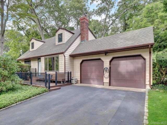  4 BR,  3.00 BTH &nbsp;Cape cod style home in Setauket