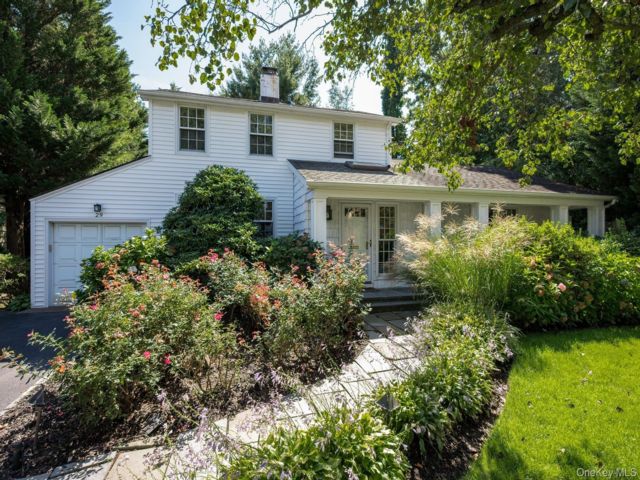  3 BR,  2.00 BTH &nbsp;Colonial style home in Albertson