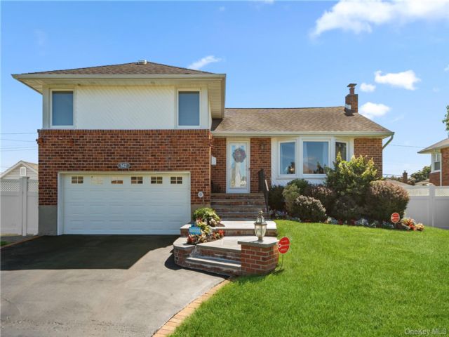  3 BR,  2.00 BTH &nbsp;Split level style home in Massapequa