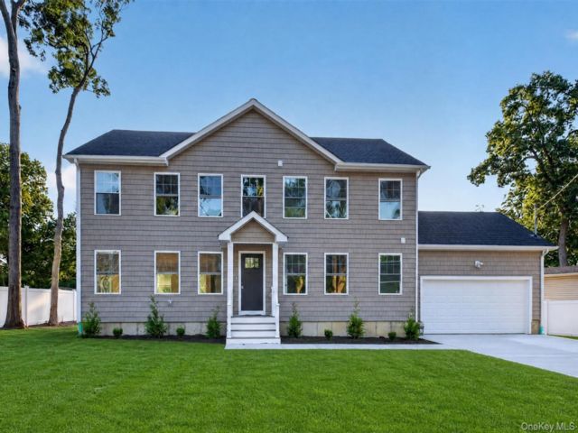  5 BR,  4.00 BTH &nbsp;Colonial style home in West Babylon