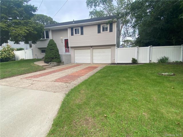  4 BR,  2.00 BTH &nbsp;Hi ranch style home in Selden