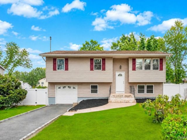  5 BR,  2.00 BTH &nbsp;Colonial style home in Ronkonkoma