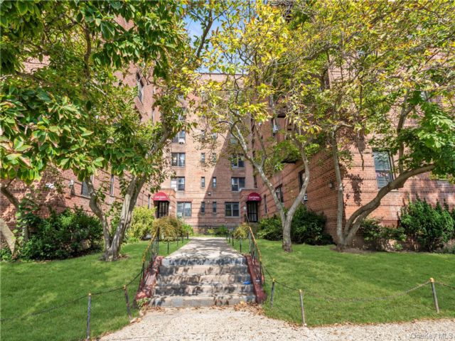  1 BR,  1.00 BTH &nbsp;High rise style home in Flushing