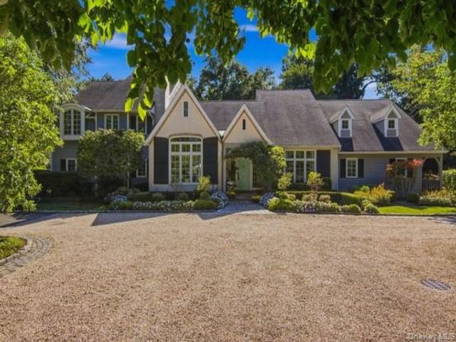  6 BR,  6.00 BTH &nbsp;Estate style home in East Setauket