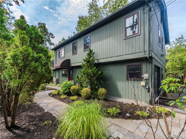  4 BR,  3.00 BTH &nbsp;Colonial style home in Congers