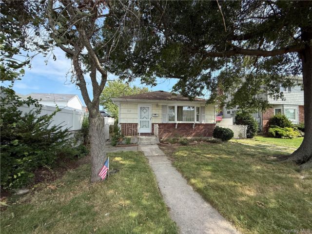  3 BR,  1.00 BTH &nbsp;Ranch style home in Bethpage