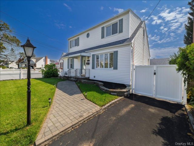  5 BR,  2.00 BTH &nbsp;Exp cape style home in Uniondale