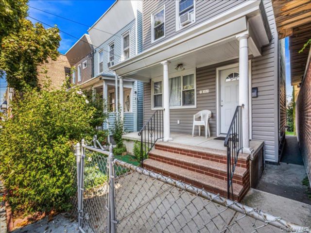  3 BR,  2.00 BTH &nbsp;Colonial style home in Richmond Hill