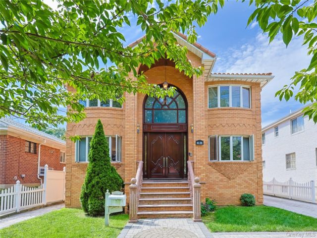  5 BR,  4.00 BTH &nbsp;Contemporary style home in Oakland Gardens