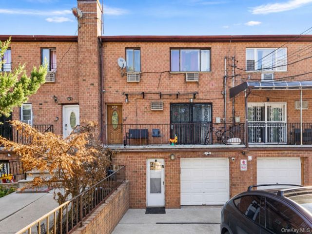  6 BR,  3.00 BTH &nbsp;House style home in Throggs Neck