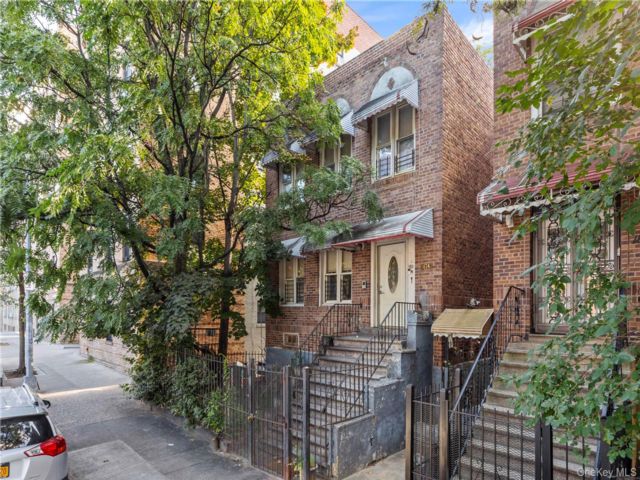 10 BR,  3.00 BTH &nbsp;Colonial style home in Morris Heights