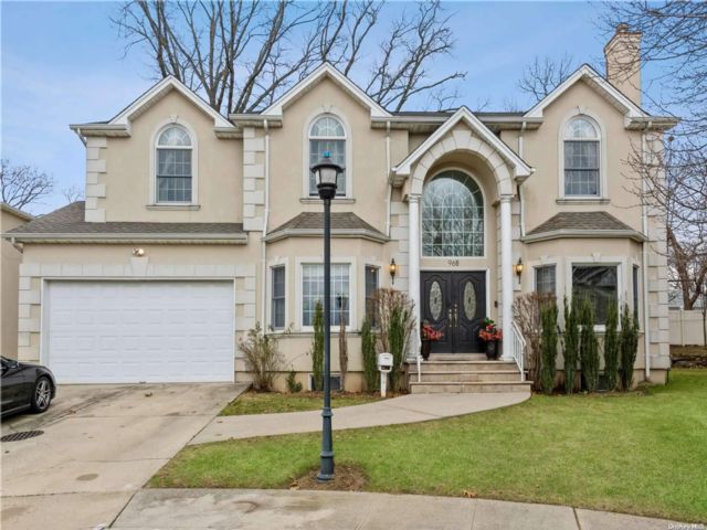  4 BR,  3.00 BTH &nbsp;Colonial style home in Valley Stream
