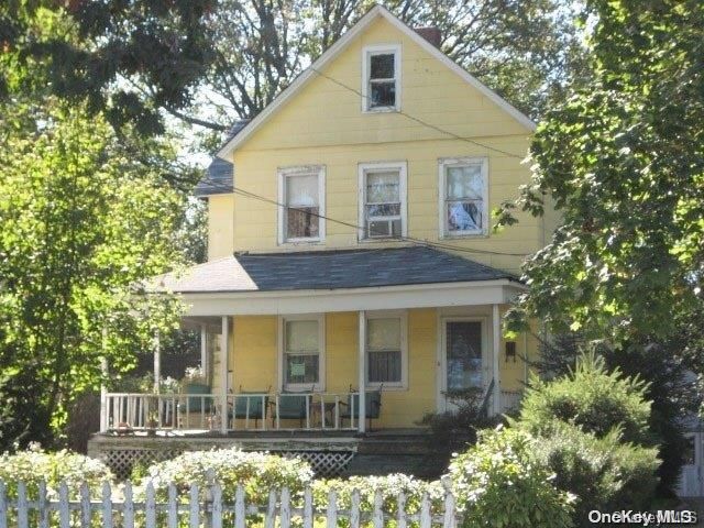 Lot <b>Size:</b> 53x312 &nbsp;Land style home in Great Neck