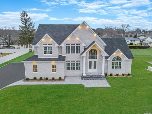  5 BR,  4.00 BTH &nbsp;Colonial style home in Nesconset