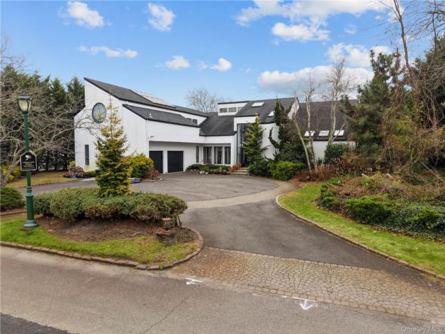  6 BR,  5.00 BTH &nbsp;Contemporary style home in Hewlett Harbor