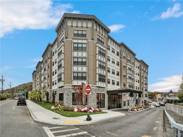  2 BR,  2.00 BTH &nbsp;Contemporary style home in Suffern