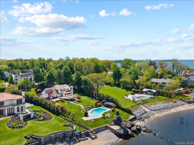  6 BR,  5.00 BTH &nbsp;Colonial style home in Great Neck