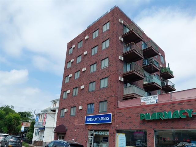  2 BR,  2.00 BTH &nbsp;Mid rise style home in Brighton Beach