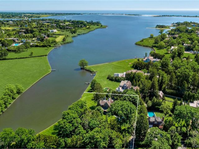  4 BR,  3.00 BTH &nbsp;Carriage house style home in Water Mill