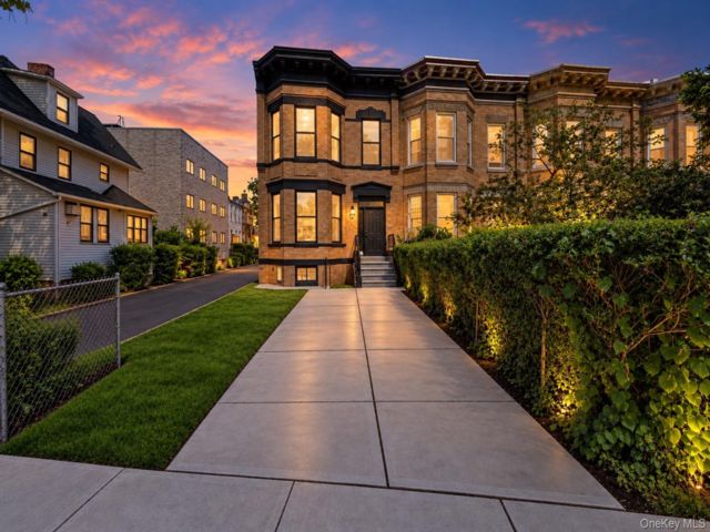  7 BR,  5.00 BTH &nbsp;House style home in Flatlands