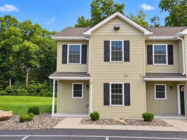  2 BR,  3.00 BTH &nbsp;Colonial style home in Highland