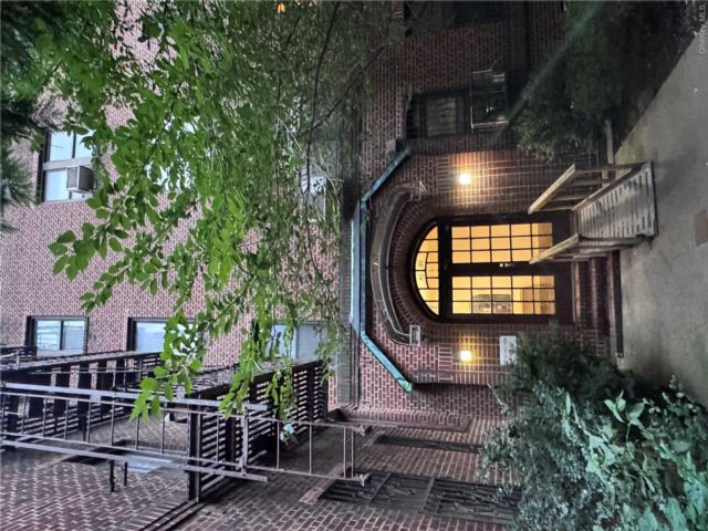  2 BR,  3.00 BTH &nbsp;Modern style home in Flushing