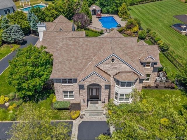  5 BR,  7.00 BTH &nbsp;Colonial style home in East Islip