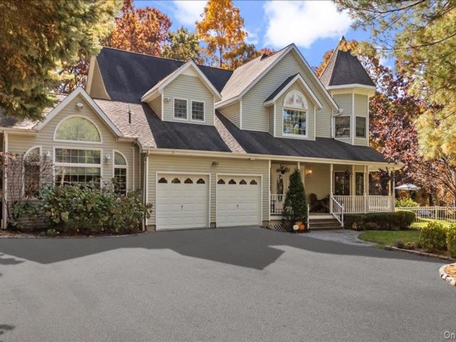  4 BR,  4.00 BTH &nbsp;Colonial style home in Plainview