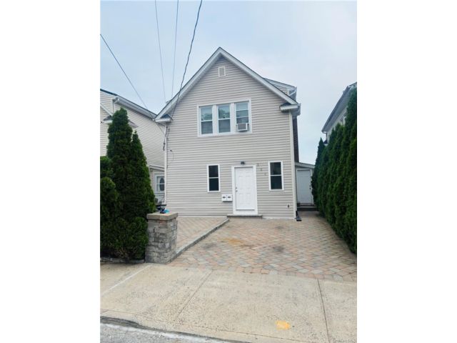  3 BR,  2.00 BTH &nbsp;Colonial style home in Yonkers