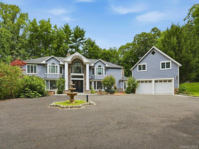  5 BR,  8.00 BTH &nbsp;Colonial style home in Muttontown
