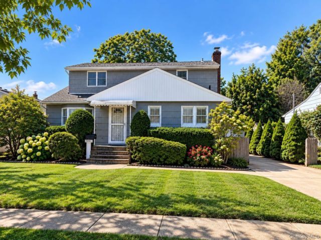  5 BR,  2.00 BTH &nbsp;Exp ranch style home in Seaford