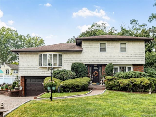  3 BR,  3.00 BTH &nbsp;Split level style home in Yonkers