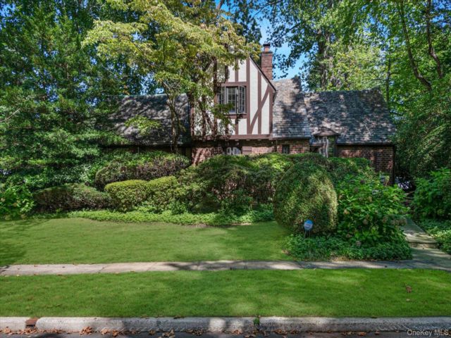  4 BR,  4.00 BTH &nbsp;Tudor style home in Great Neck