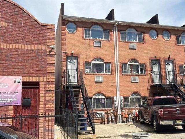  6 BR,  3.00 BTH &nbsp;House style home in Flatbush