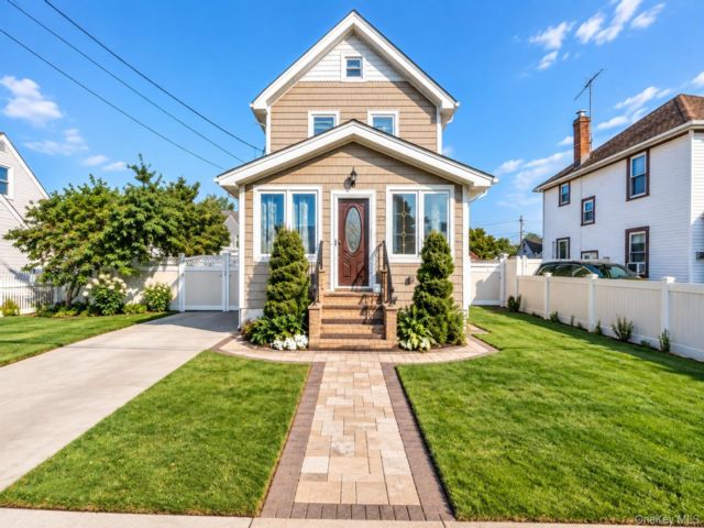  3 BR,  3.00 BTH &nbsp;Colonial style home in Elmont