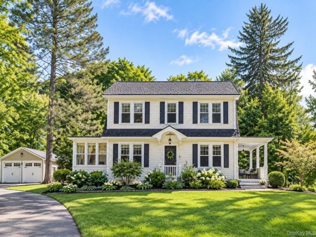  2 BR,  2.00 BTH &nbsp;Colonial style home in Pleasant Valley
