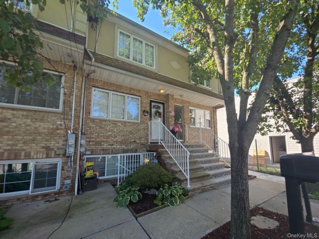  3 BR,  3.00 BTH &nbsp;House style home in Tottenville