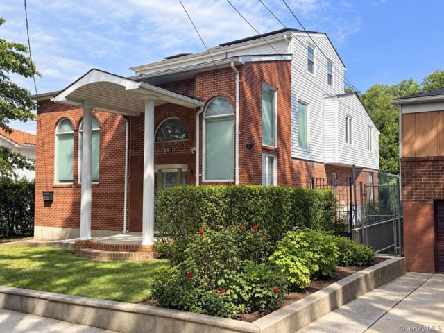  7 BR,  5.00 BTH &nbsp;Other style home in Oakland Gardens