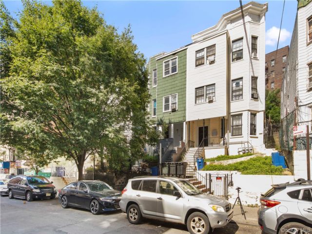 11 BR,  5.00 BTH &nbsp;House style home in Fordham