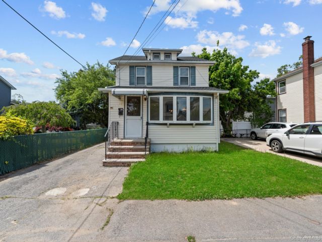  4 BR,  3.00 BTH &nbsp;Colonial style home in Lynbrook