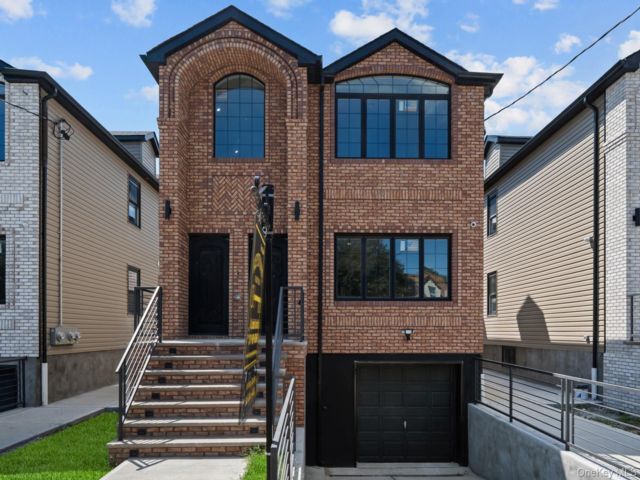  8 BR,  7.00 BTH &nbsp;House style home in Springfield Gardens