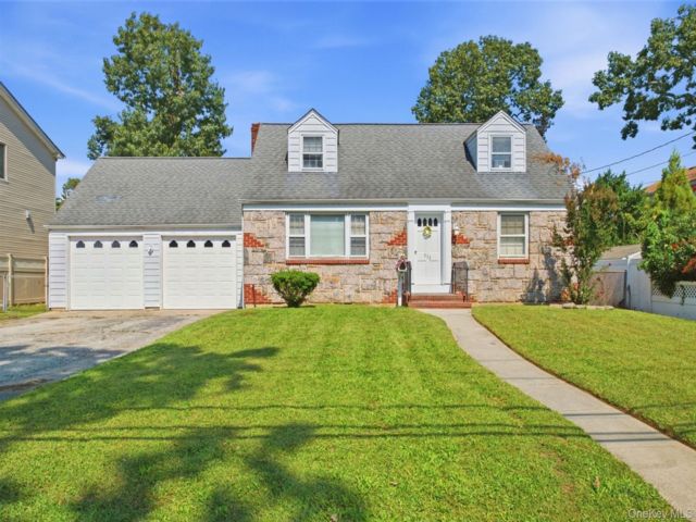  3 BR,  1.00 BTH &nbsp;Cape cod style home in Oceanside